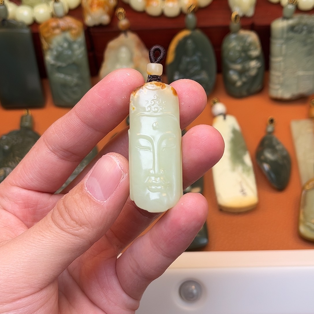 岫岩河磨玉（透闪石质玉）颈饰未镶嵌观****子