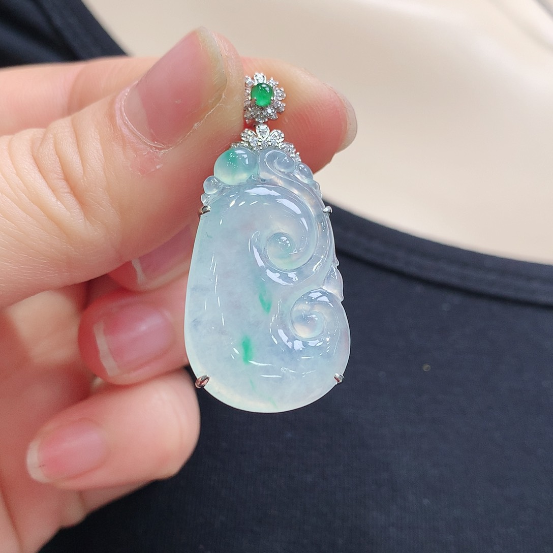 翡翠颈饰18K金镶嵌如意