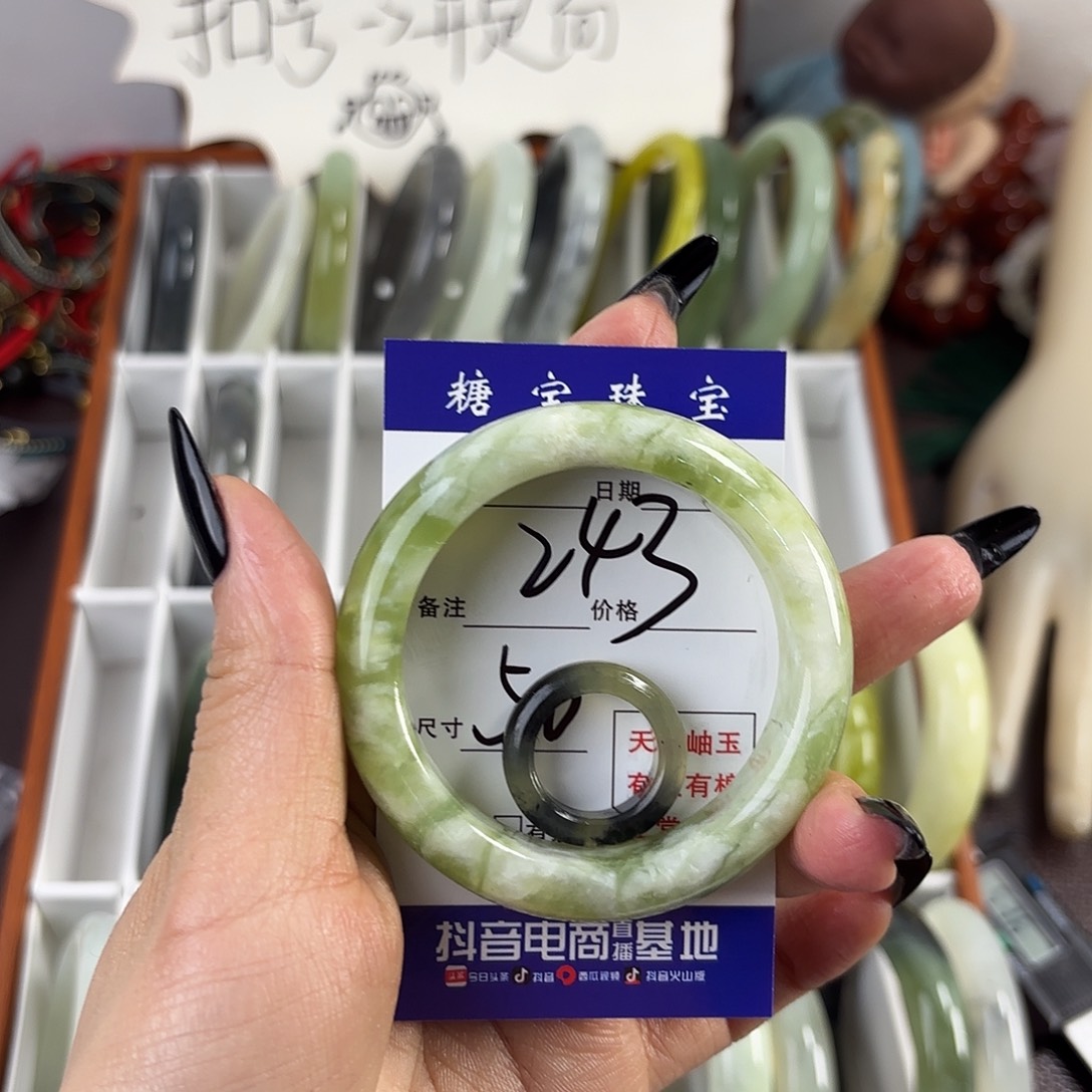 蛇纹石玉手镯未镶嵌略****…