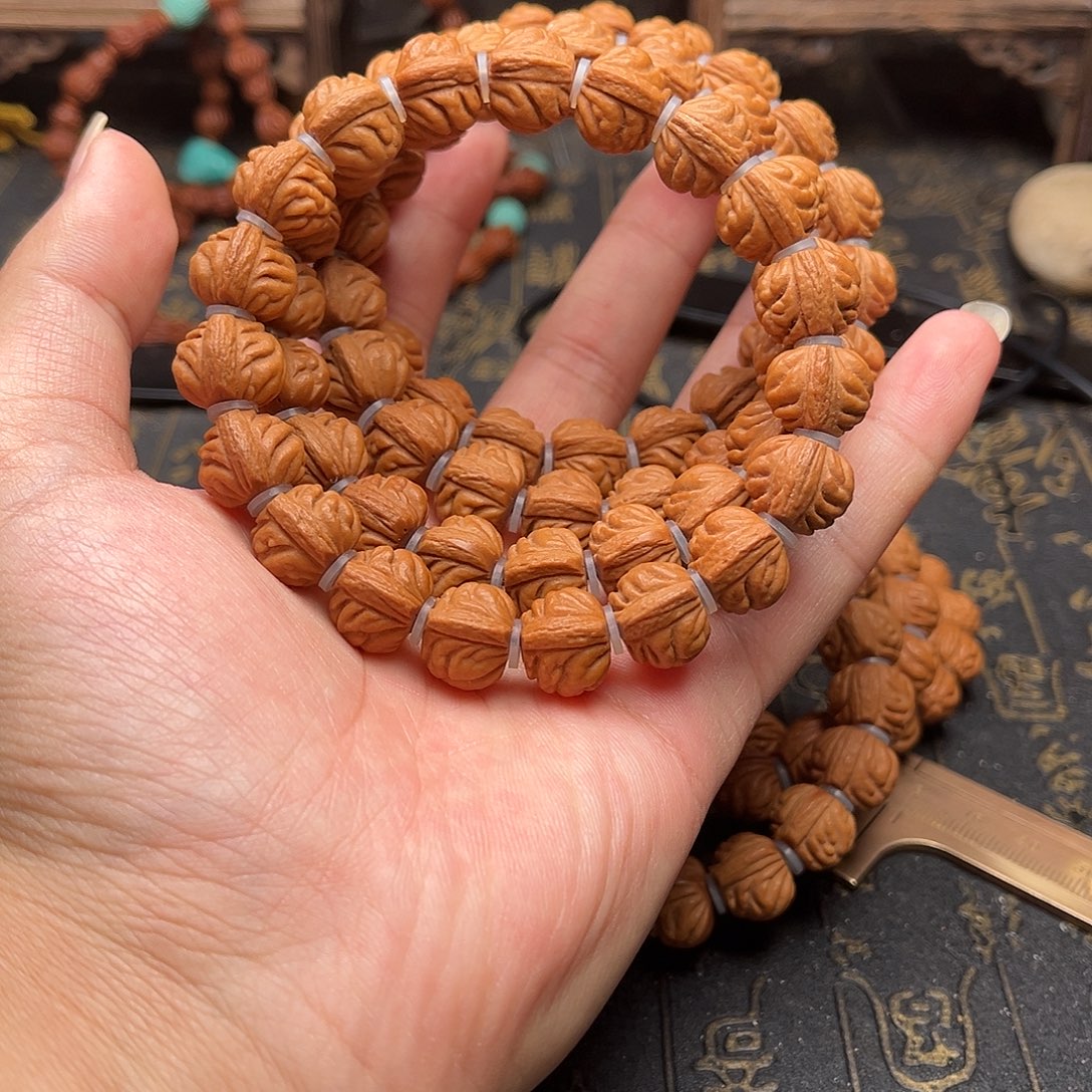 桃核吊坠赤金风雨手串