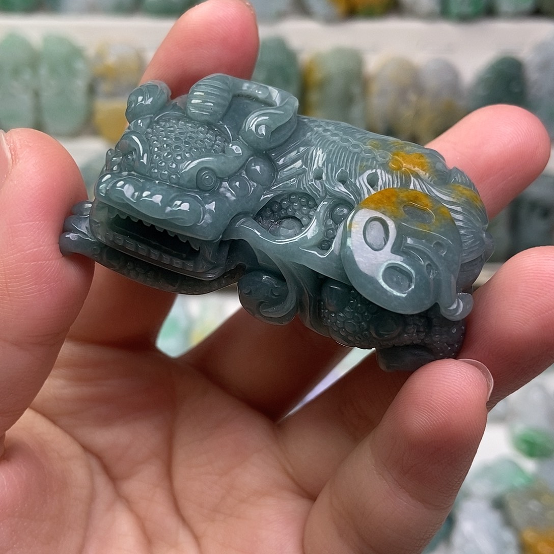 翡翠未镶嵌吊坠(赠链)