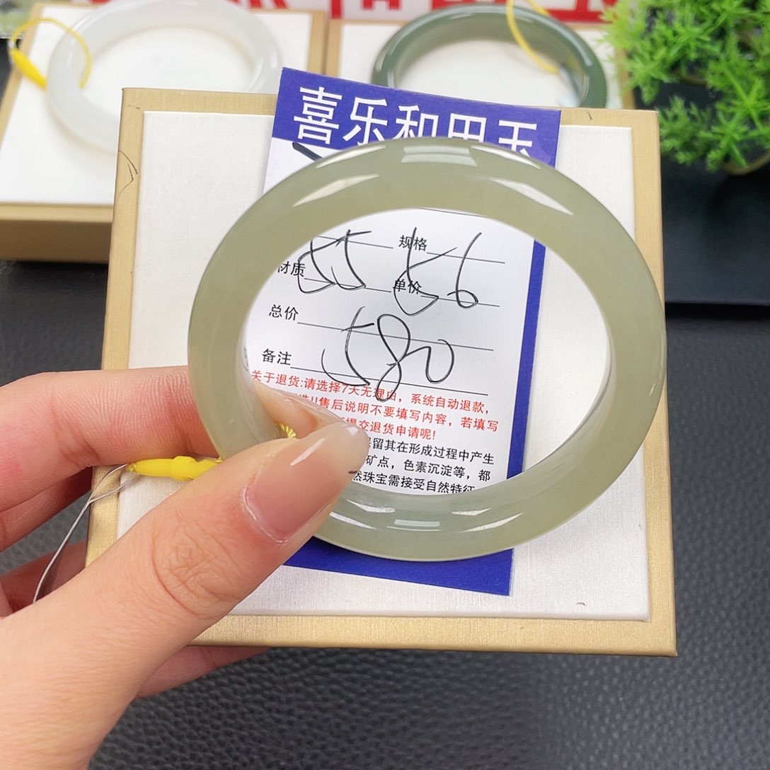 和田玉手镯未镶嵌