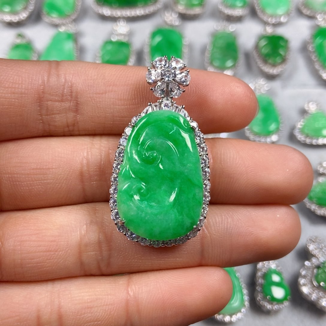 翡翠未镶嵌颈饰如意