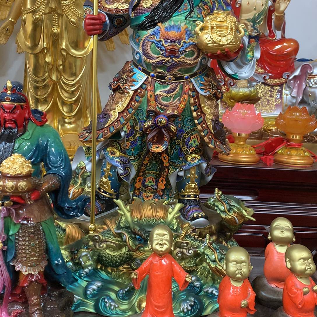极彩手绘九龙托宝关公