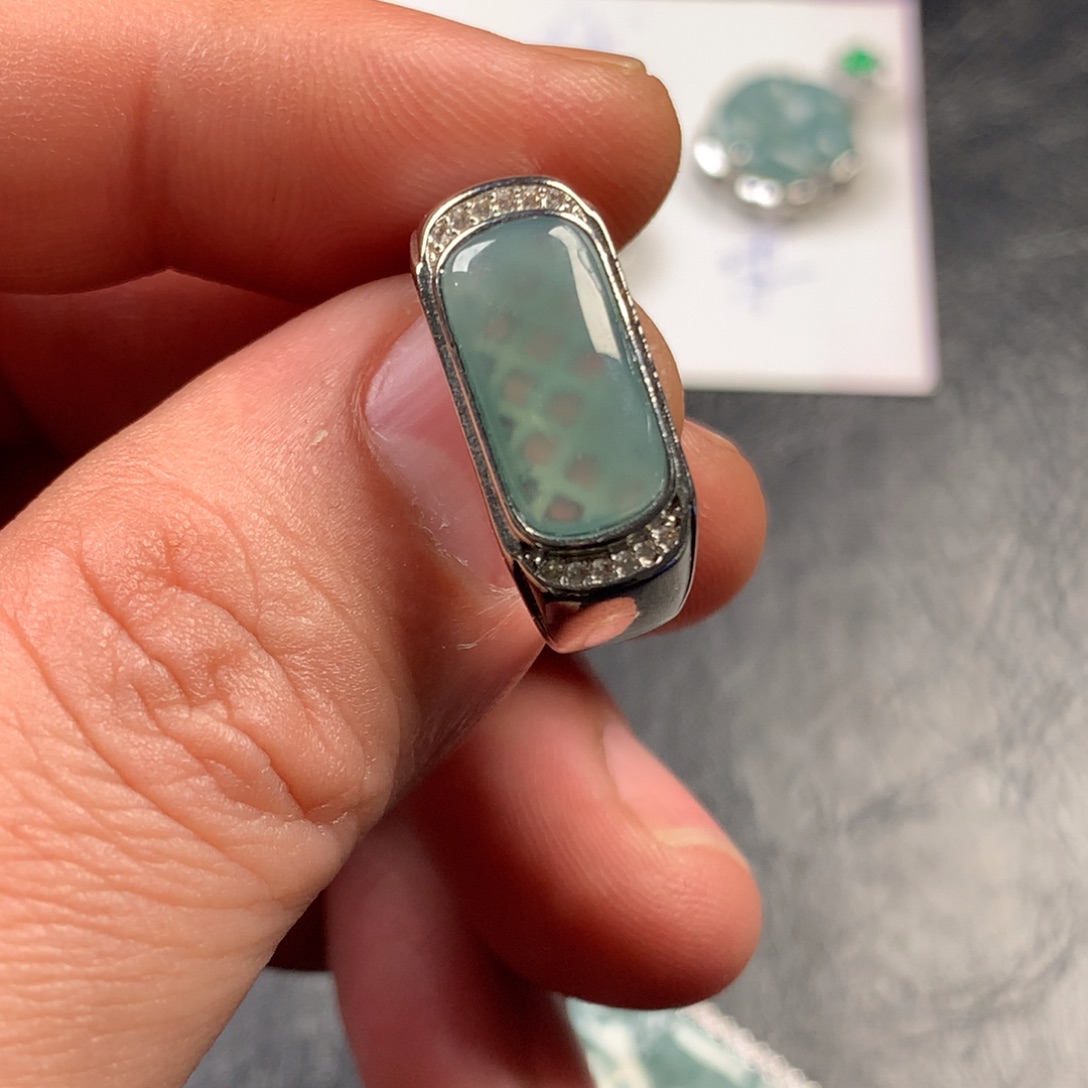 翡翠未镶嵌颈饰马鞍戒指