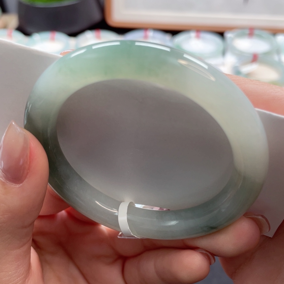 【闪购商品】翡翠手镯未镶嵌51.8美条渐变色25号