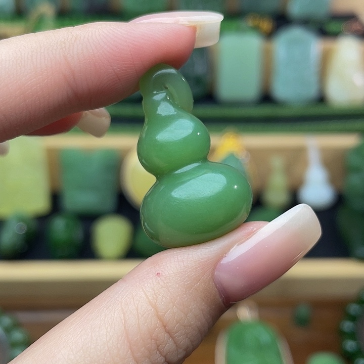 和田玉未镶嵌颈饰粉绿·立体葫芦