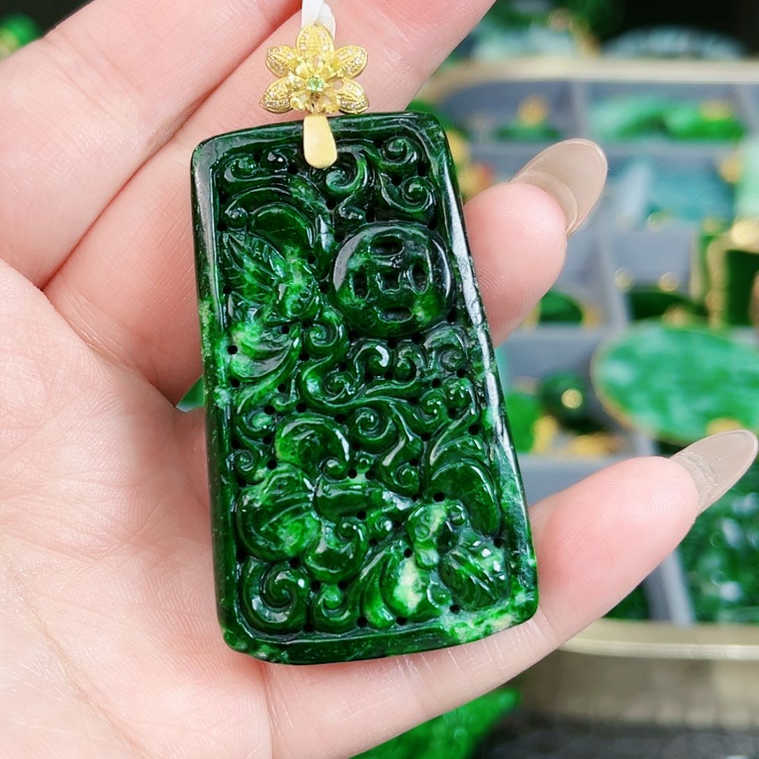 翡翠颈饰18K金镶嵌吊坠