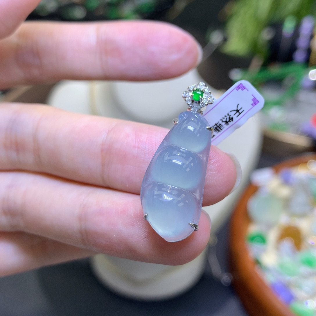 颈饰18K金镶嵌翡翠