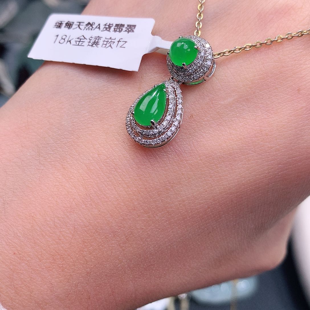 颈饰18K金镶嵌翡翠高冰色标阳绿