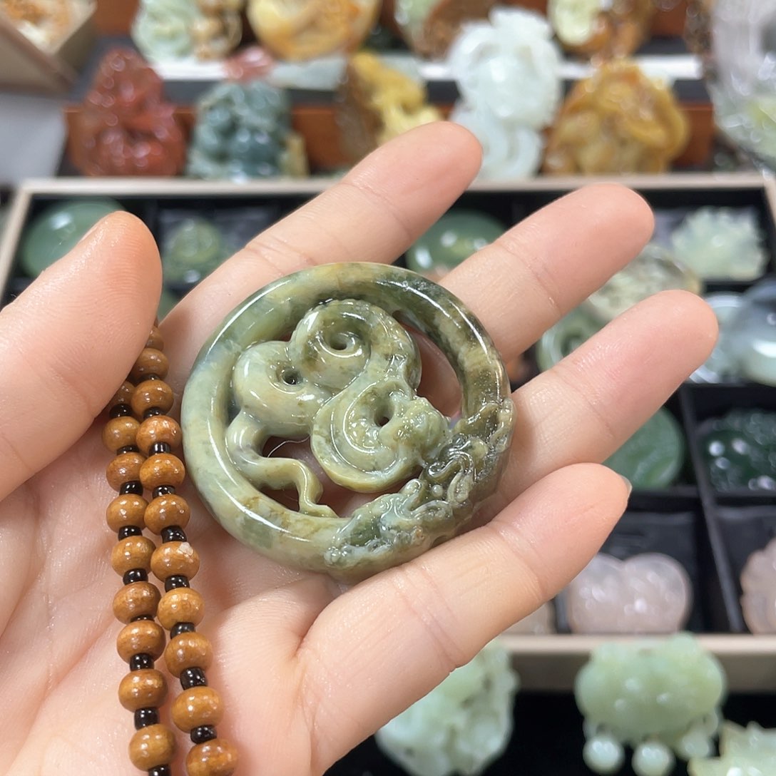 蛇纹石玉颈饰未镶嵌