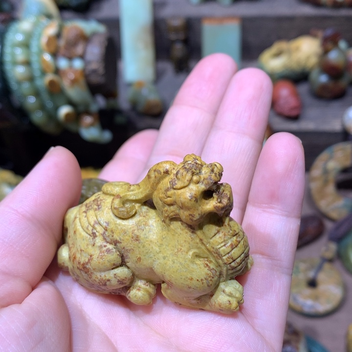 未镶嵌岫岩河磨玉（透闪石质玉）把件