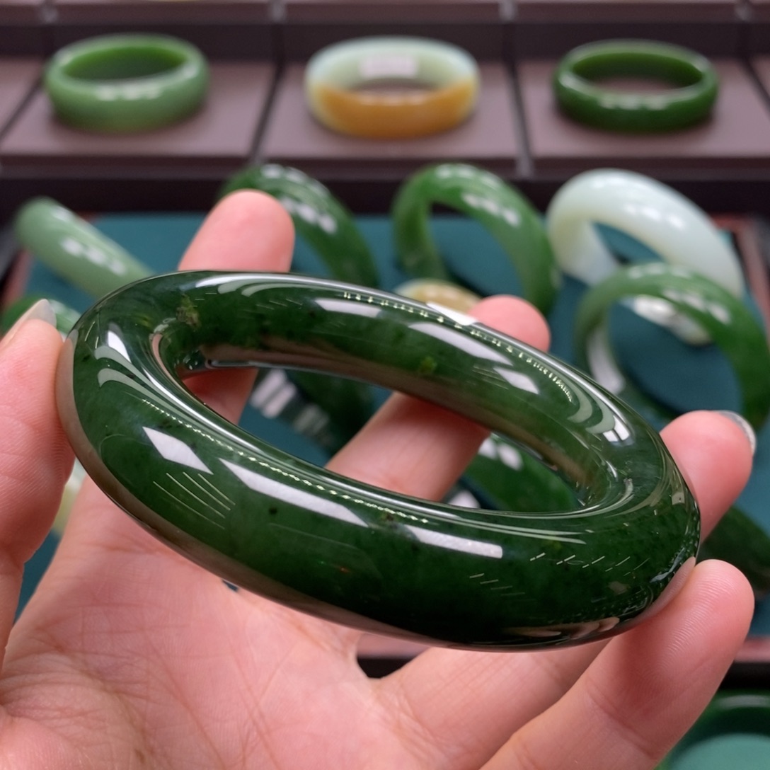 和田玉（碧玉）未镶嵌手镯
