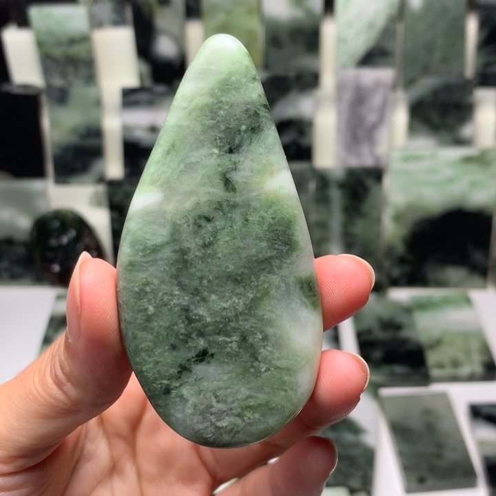 独山玉颈饰未镶嵌