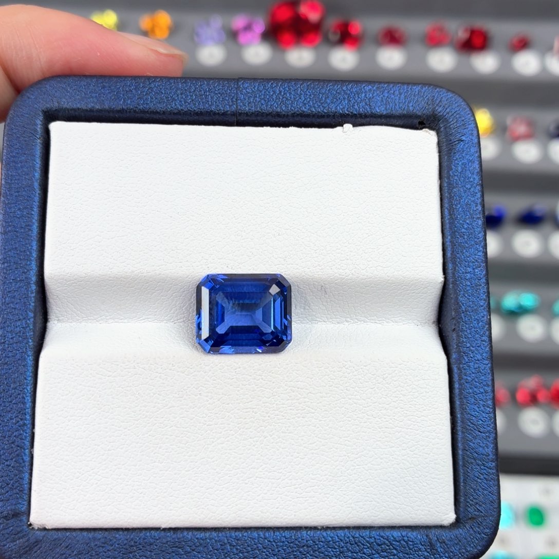 阿***货合成（培育）蓝宝石裸石8.43ct
