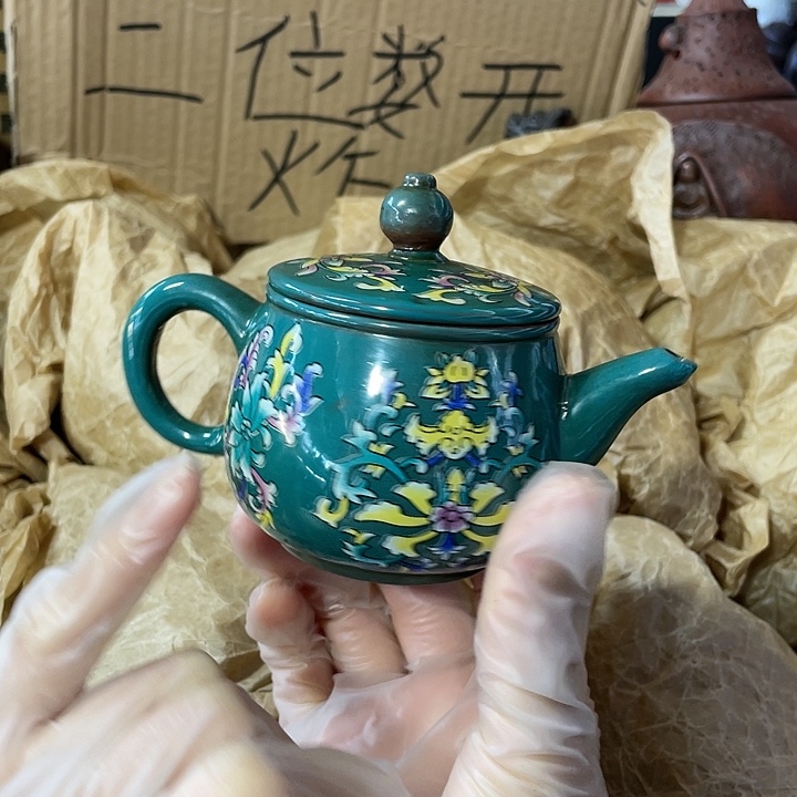 紫砂茶壶原矿泥料，纯手工制作的一把紫砂壶。