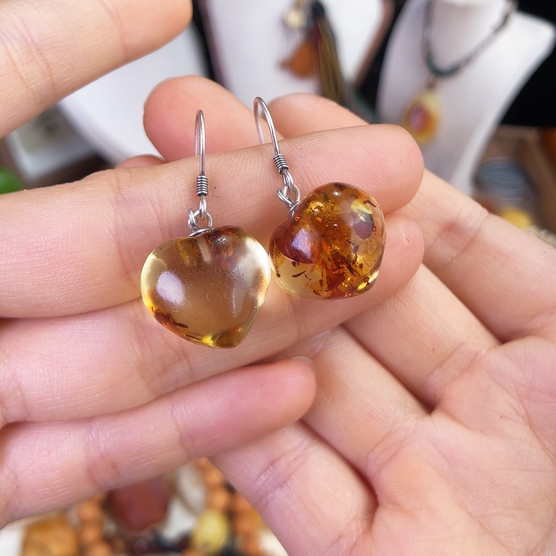 琥珀珠宝奇石未镶嵌。