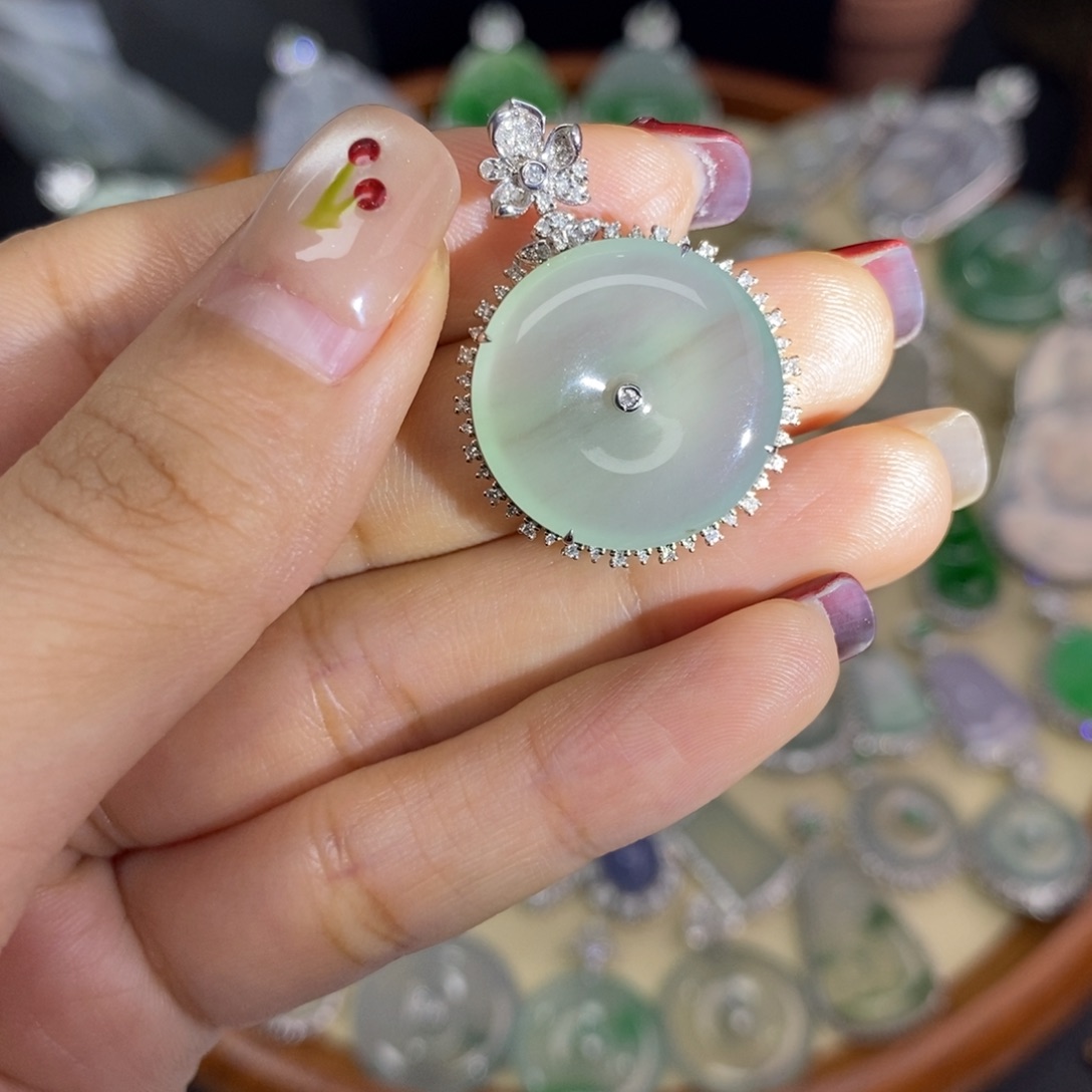 翡翠颈饰18K金镶嵌A货翡翠