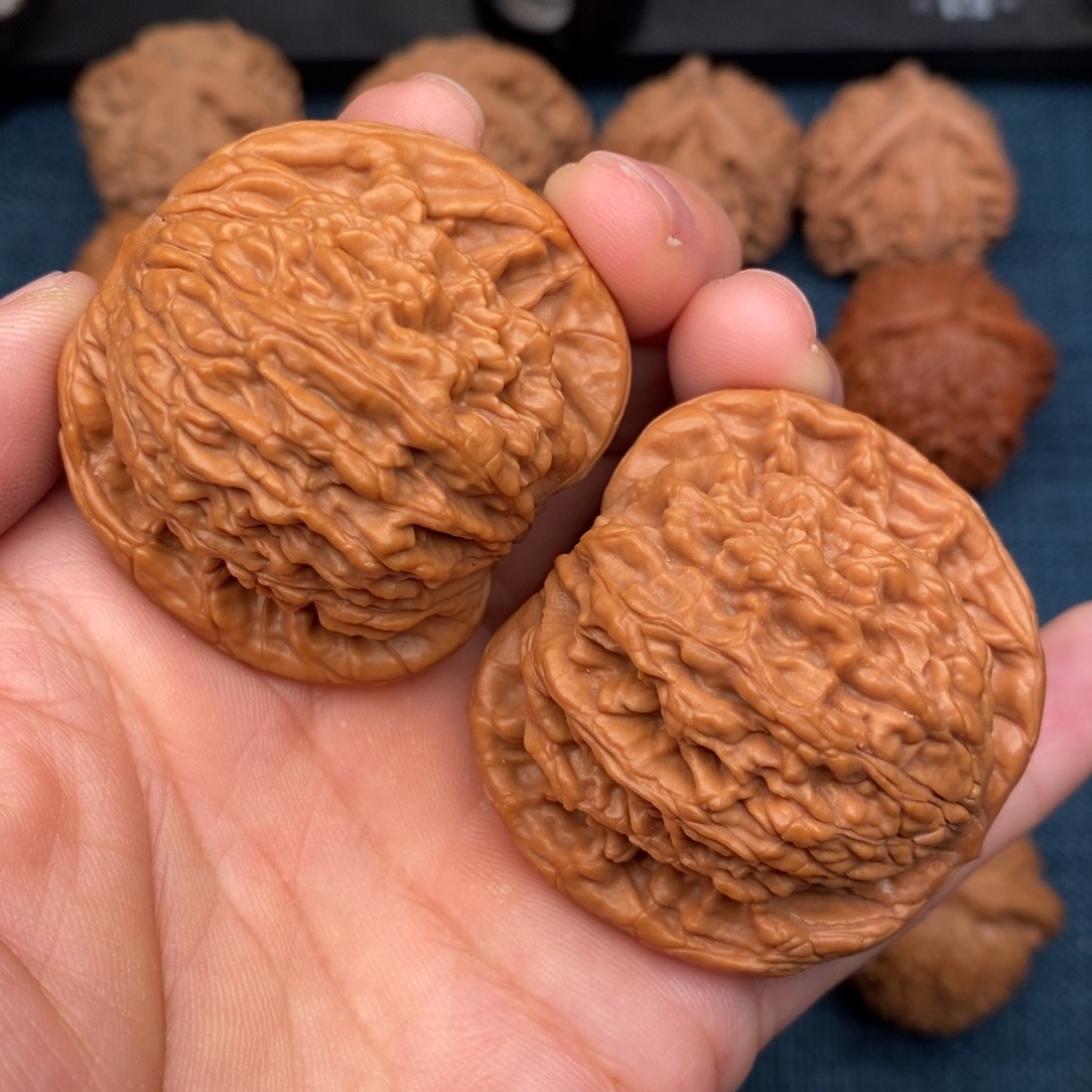 文玩核桃把件46红皮老树狮虎兽