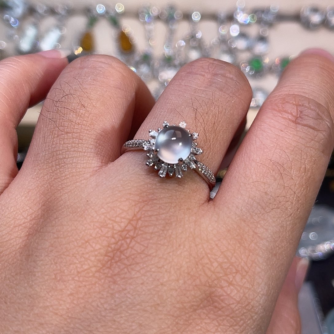 翡翠18K金镶嵌戒指冰蛋