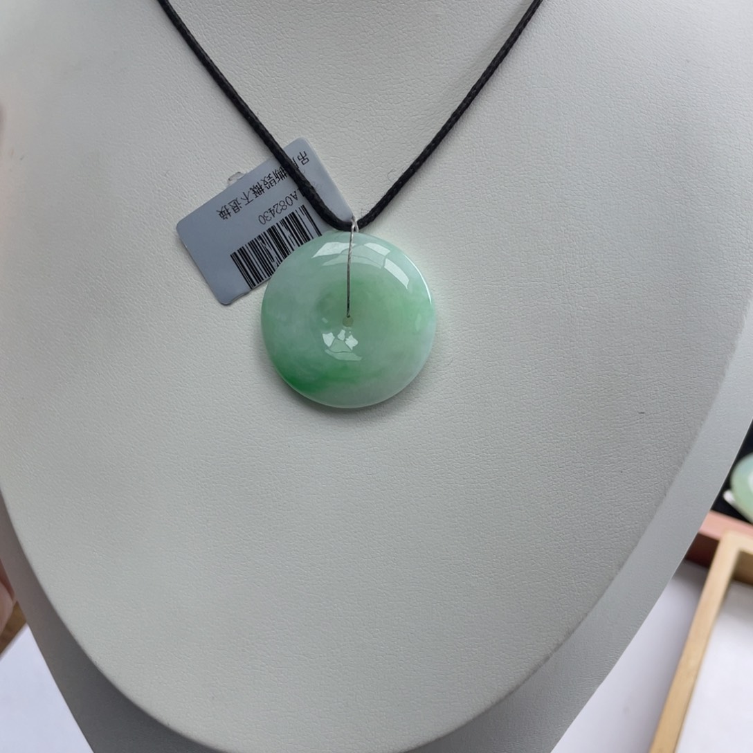 翡翠颈饰未镶嵌平安扣