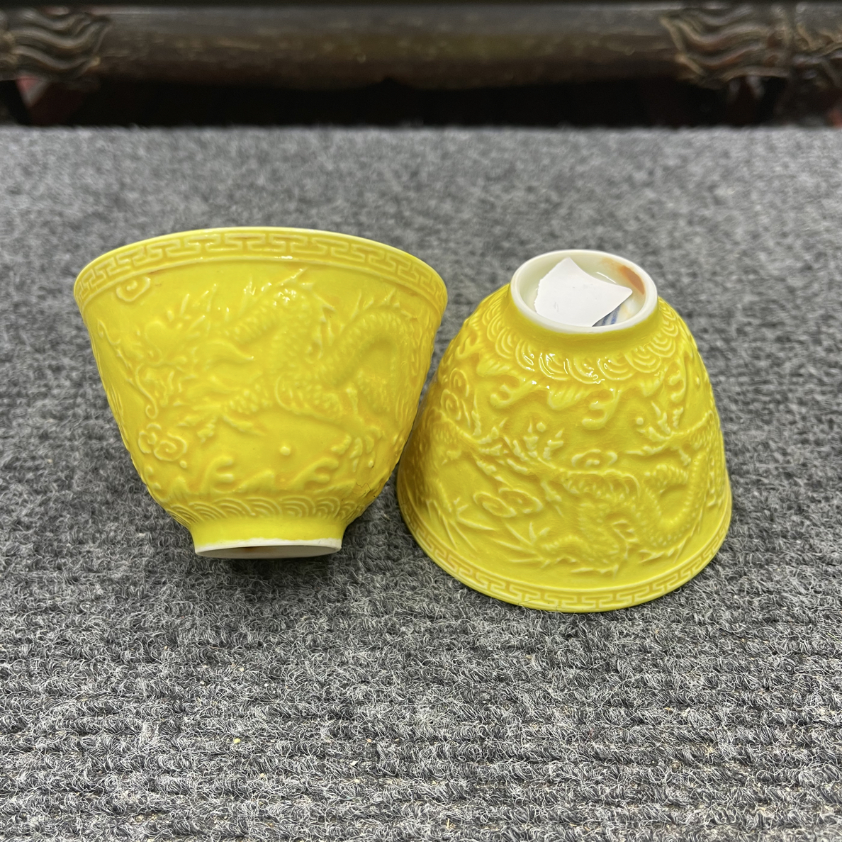 黄釉单色釉浮雕龙纹压手杯
