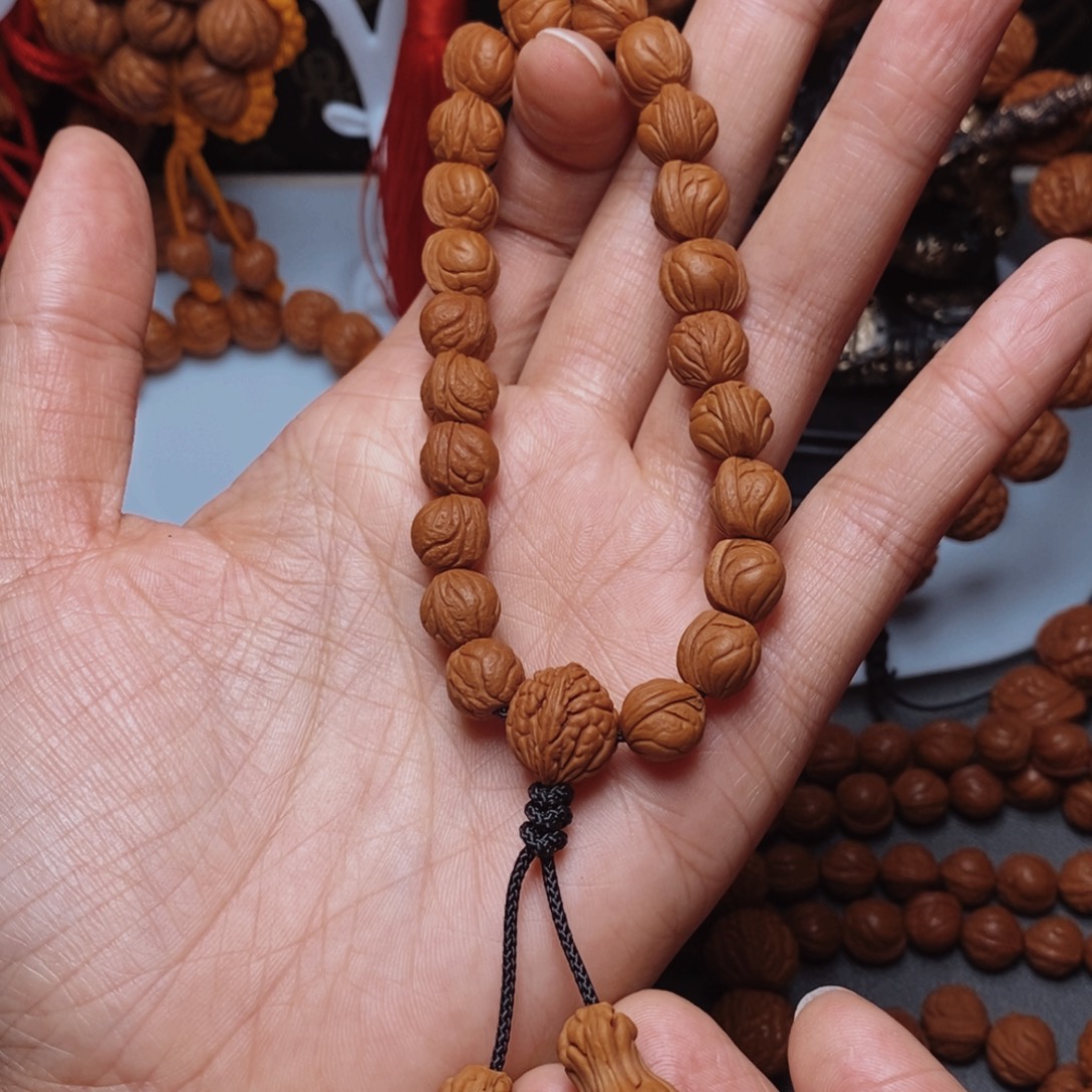 吊坠桃核桃枭手持1