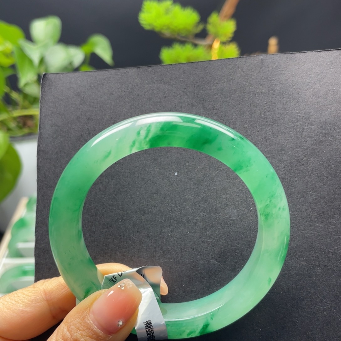 上***圆石英质玉（非洲翠）未镶嵌手镯57.8