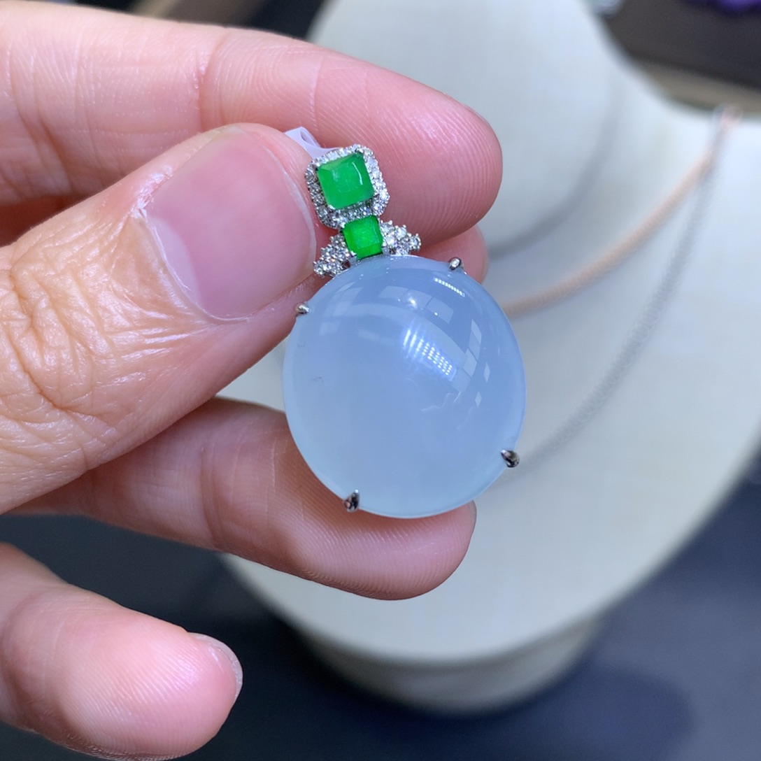 颈饰18K金镶嵌翡翠