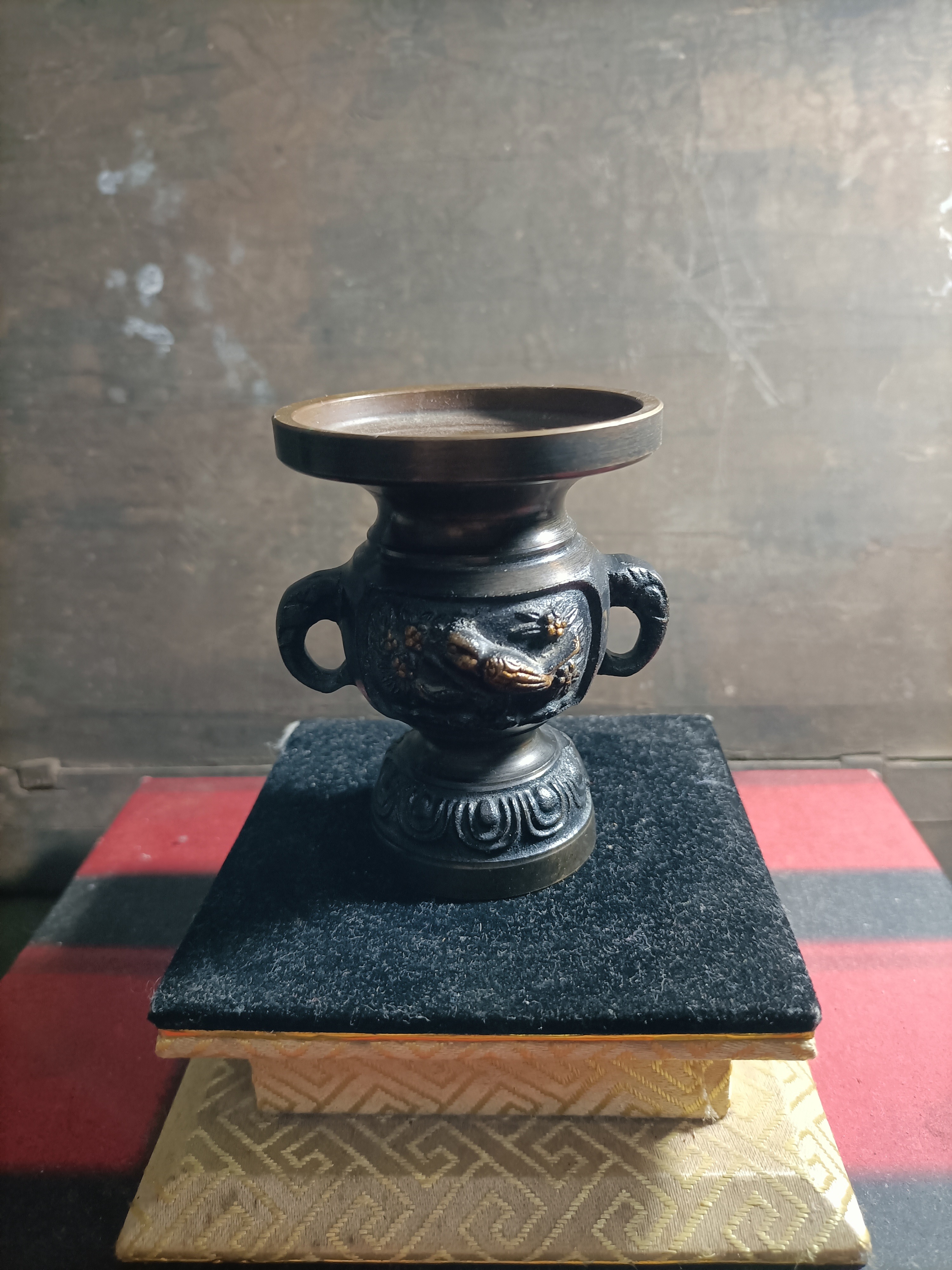老铜件浮雕双耳花瓶精美复古装饰品