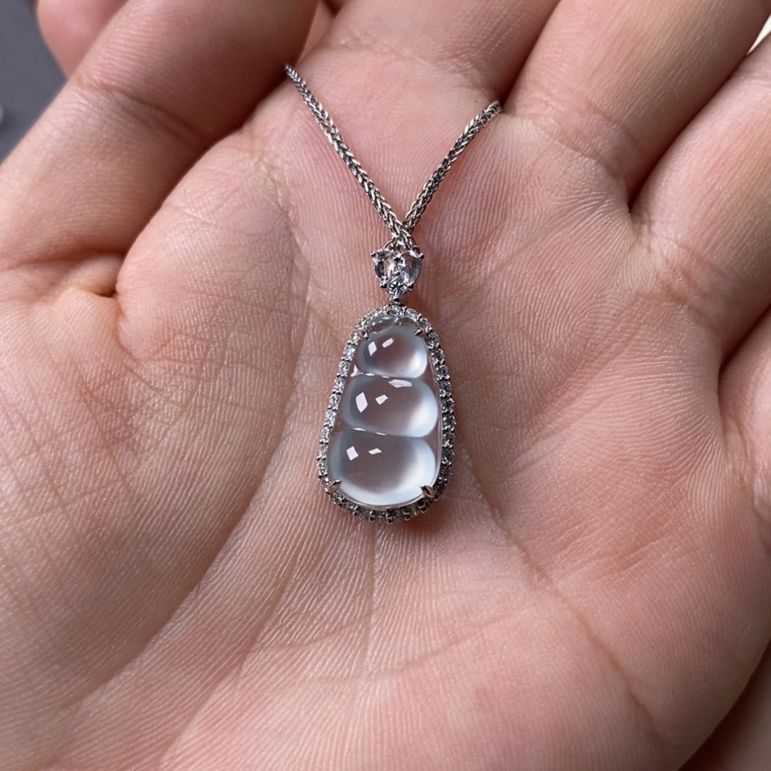 翡翠颈饰18K金镶嵌老坑玻璃种纯白起钢炸光福豆吊坠