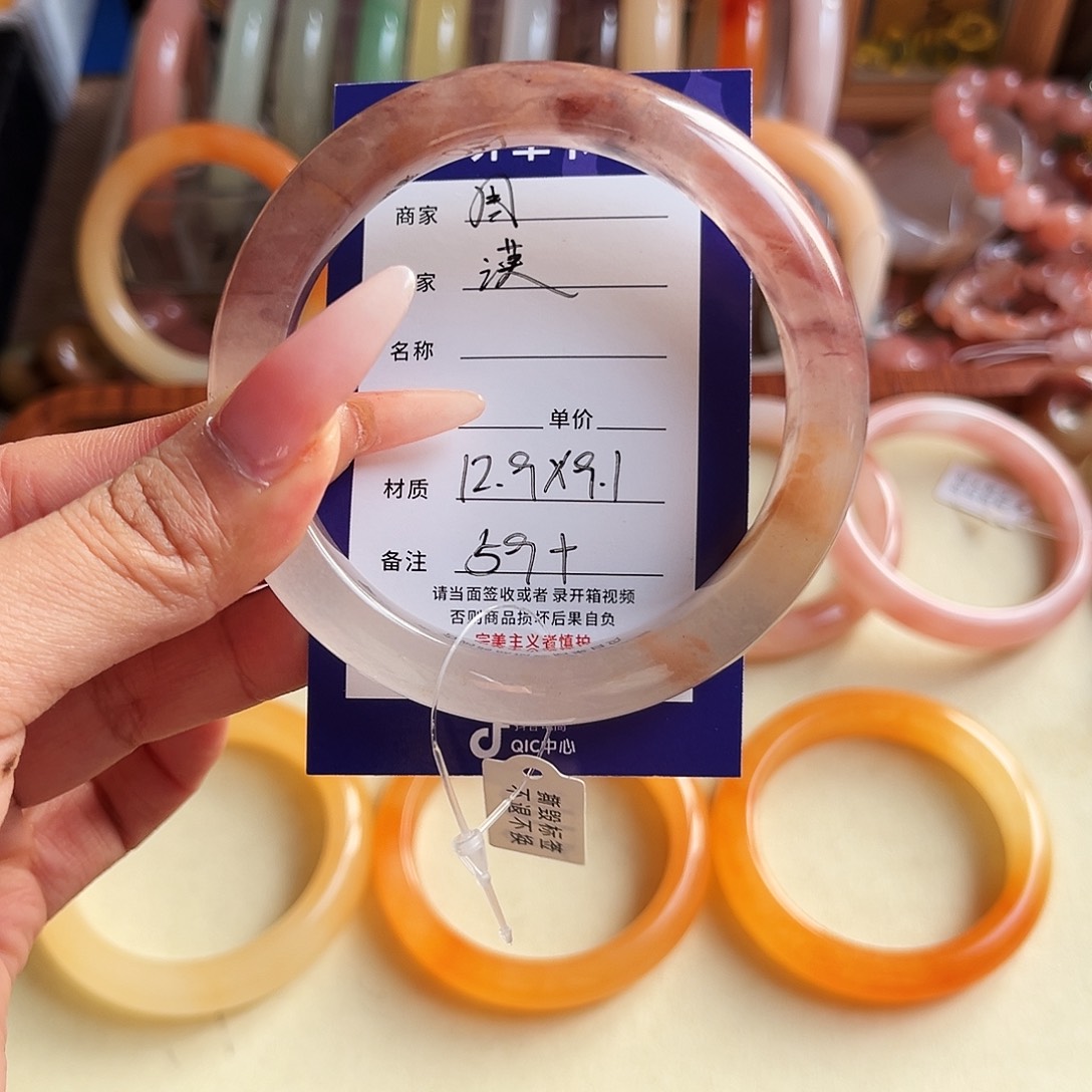 漠***然石英质玉未镶嵌手镯