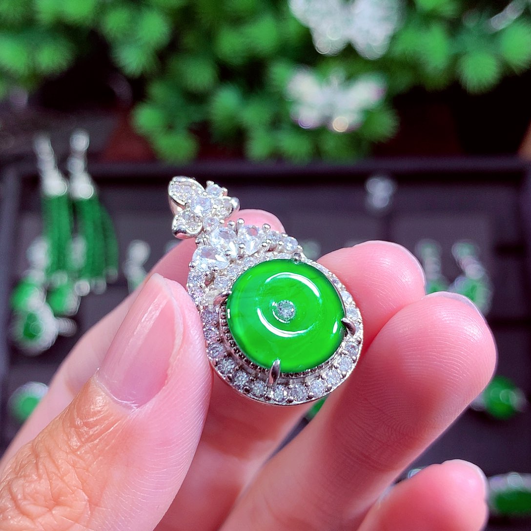 颈饰未镶嵌翡翠天然