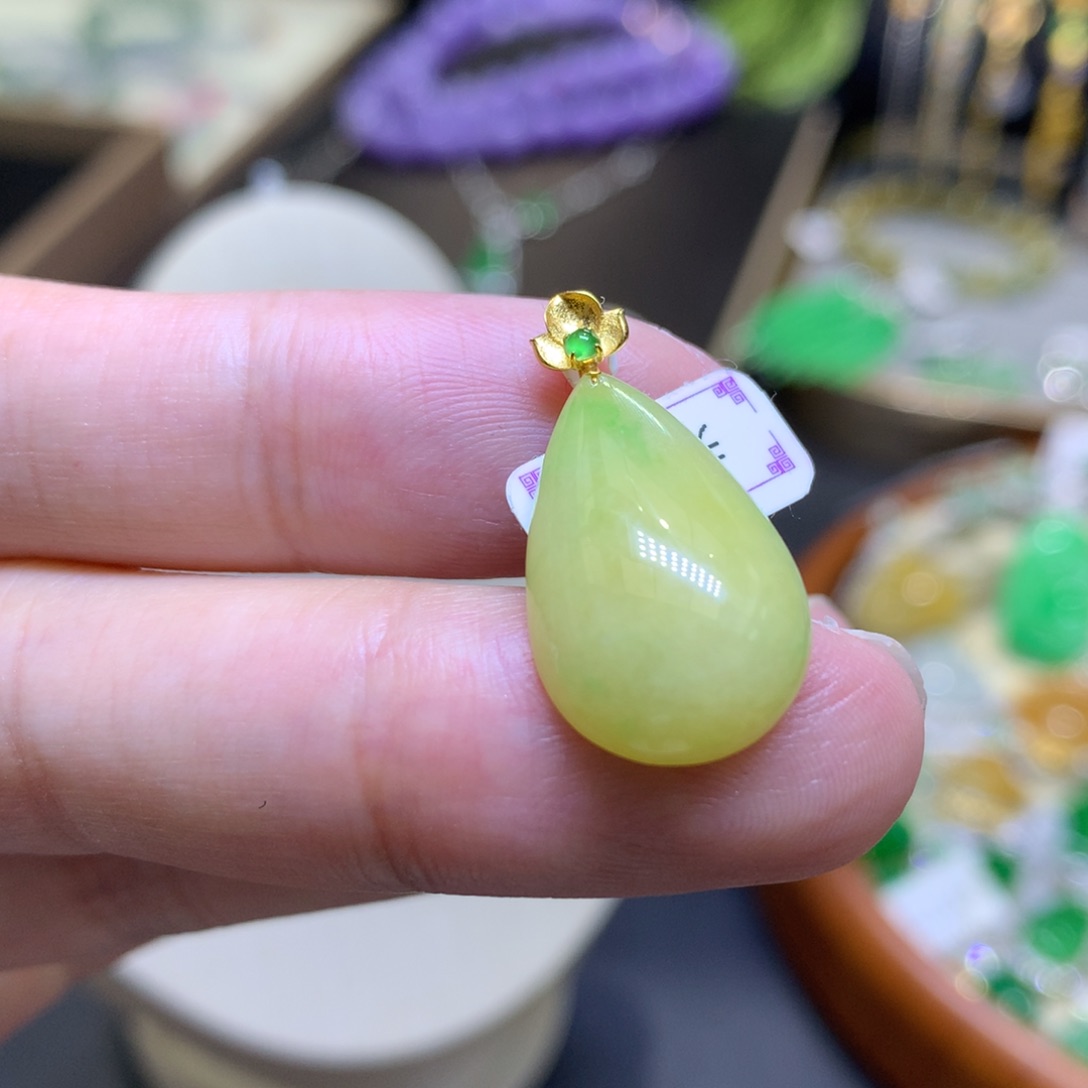 颈饰18K金镶嵌翡翠