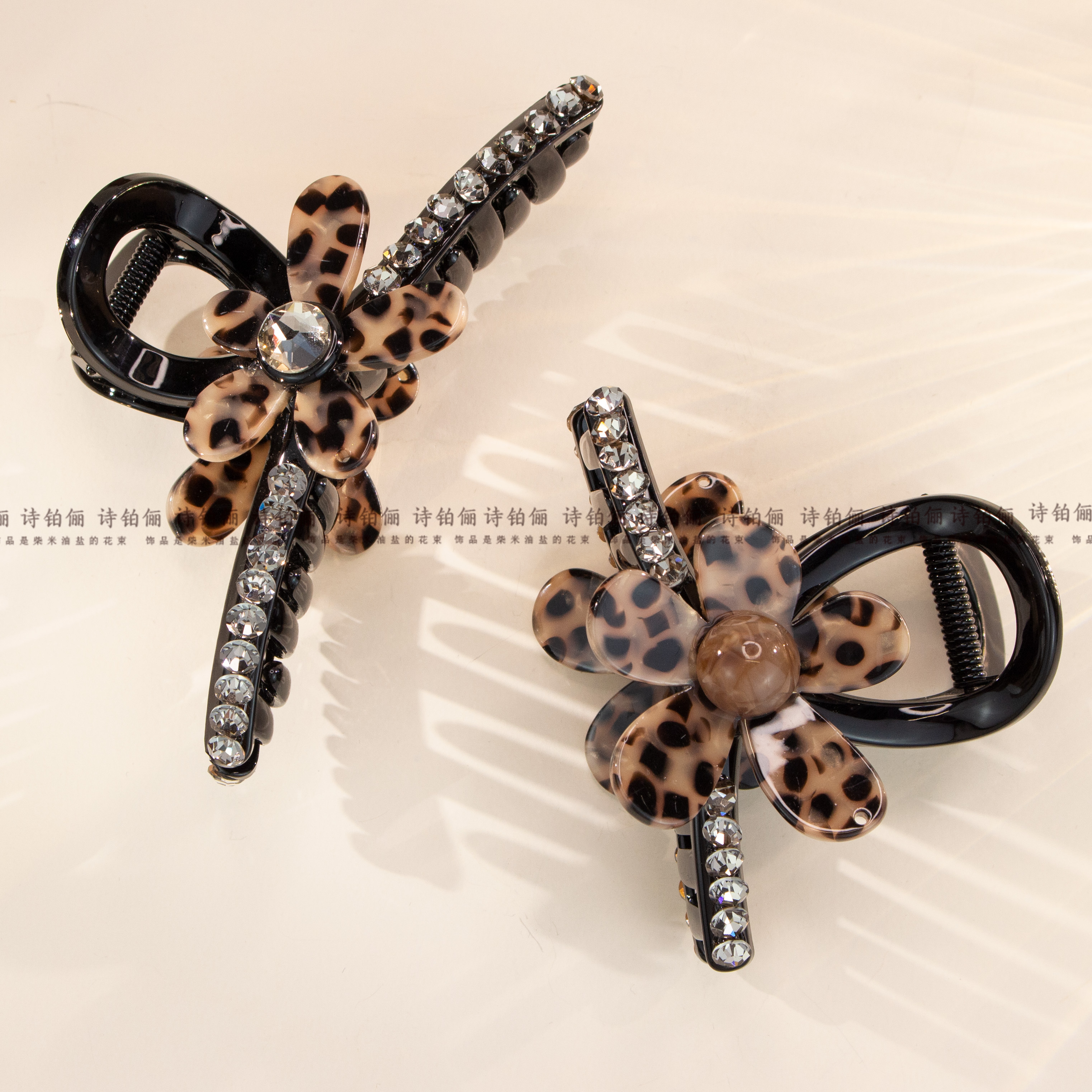 民族风休闲风女简约鲨鱼夹    SG2265