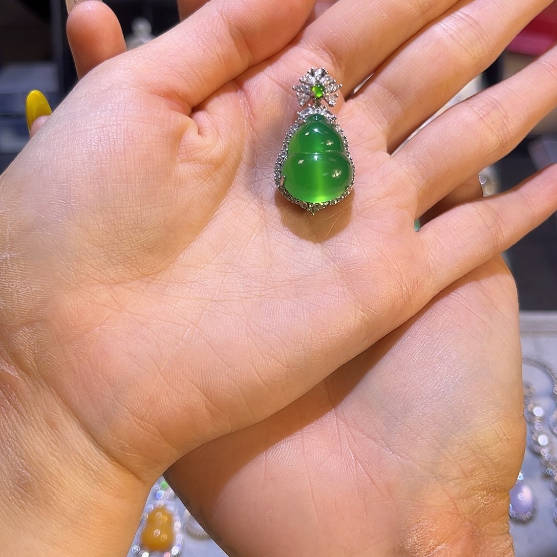 玛瑙/玉髓银S925镶嵌颈饰小*人