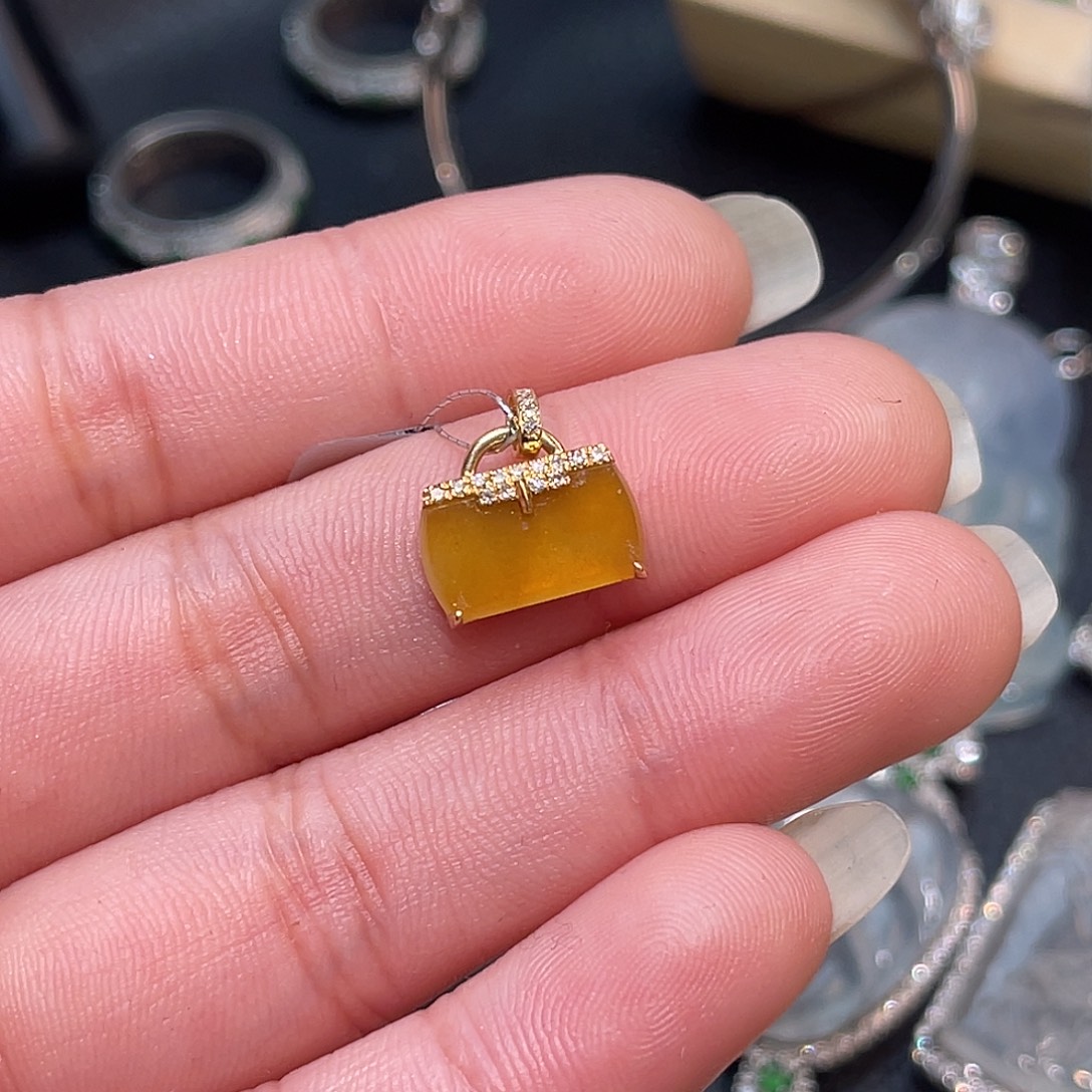 翡翠18K金镶嵌颈饰金锁