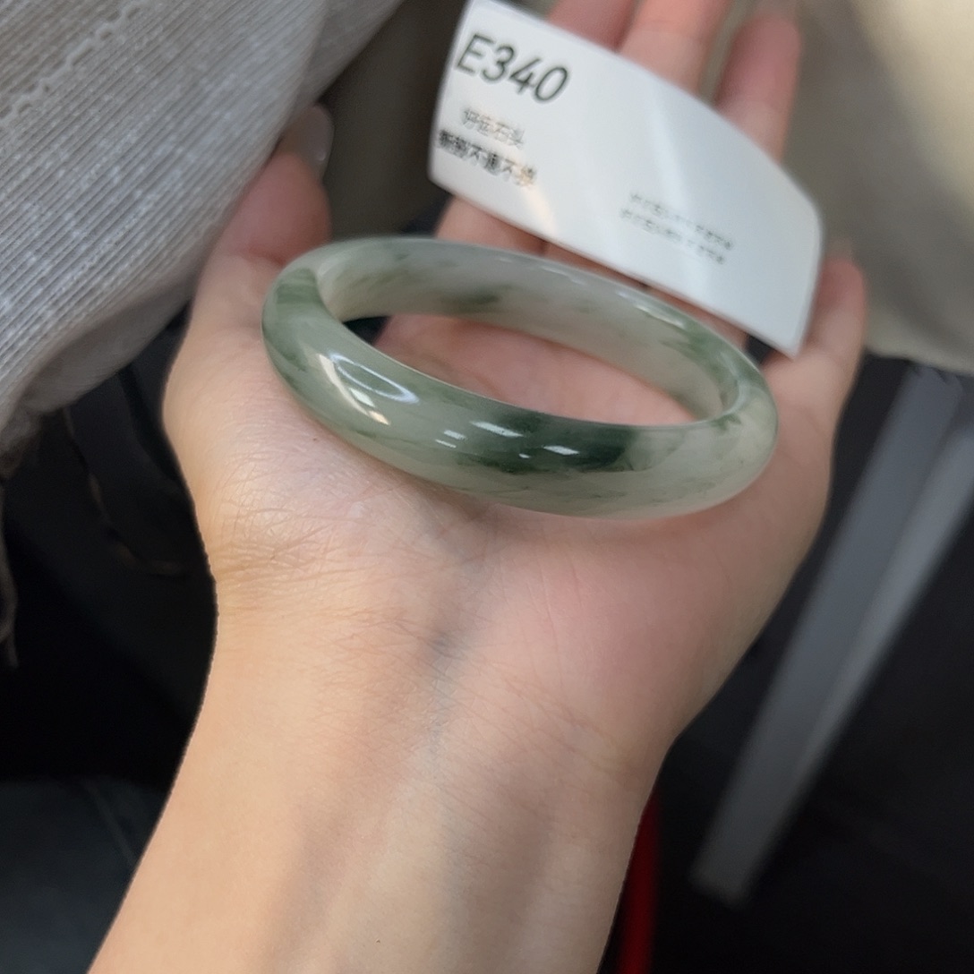 沐***颜石英质玉（天山翠）未镶嵌手镯微瑕340