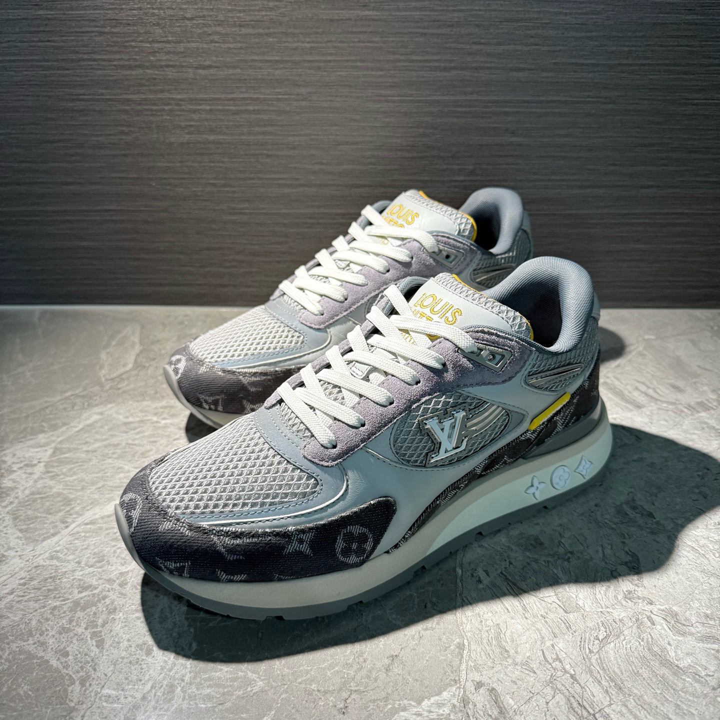 99新 LouisVuitton/路易威登 灰白牛仔老花满印飞翼运动鞋 40.5