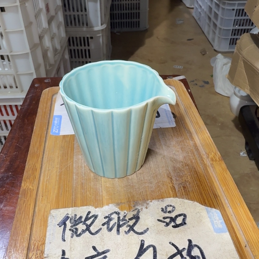 微瑕疵介意勿拍陶瓷器皿B365