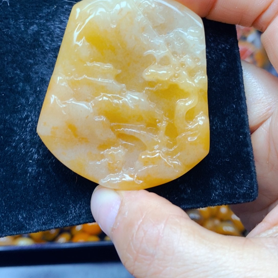 石英质玉（黄龙玉）未镶嵌颈饰