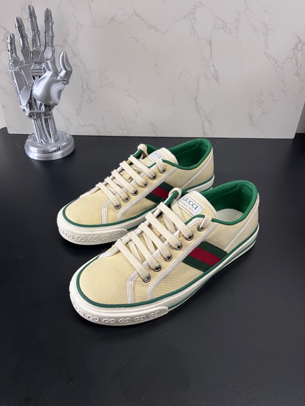 99新 GUCCI/古驰 37.5欧码 1977米黄色板鞋