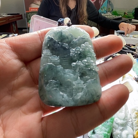 翡翠未镶嵌颈饰一个