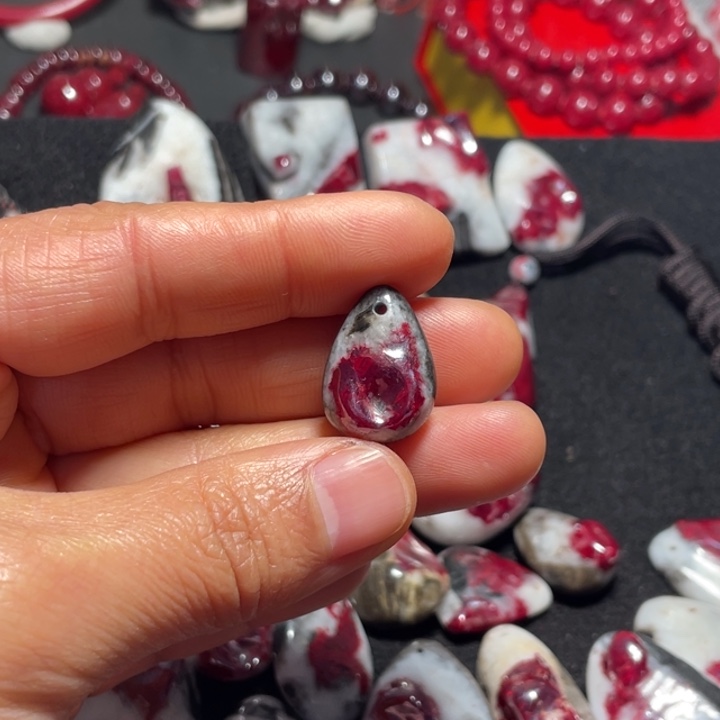 天然辰砂原石吊坠