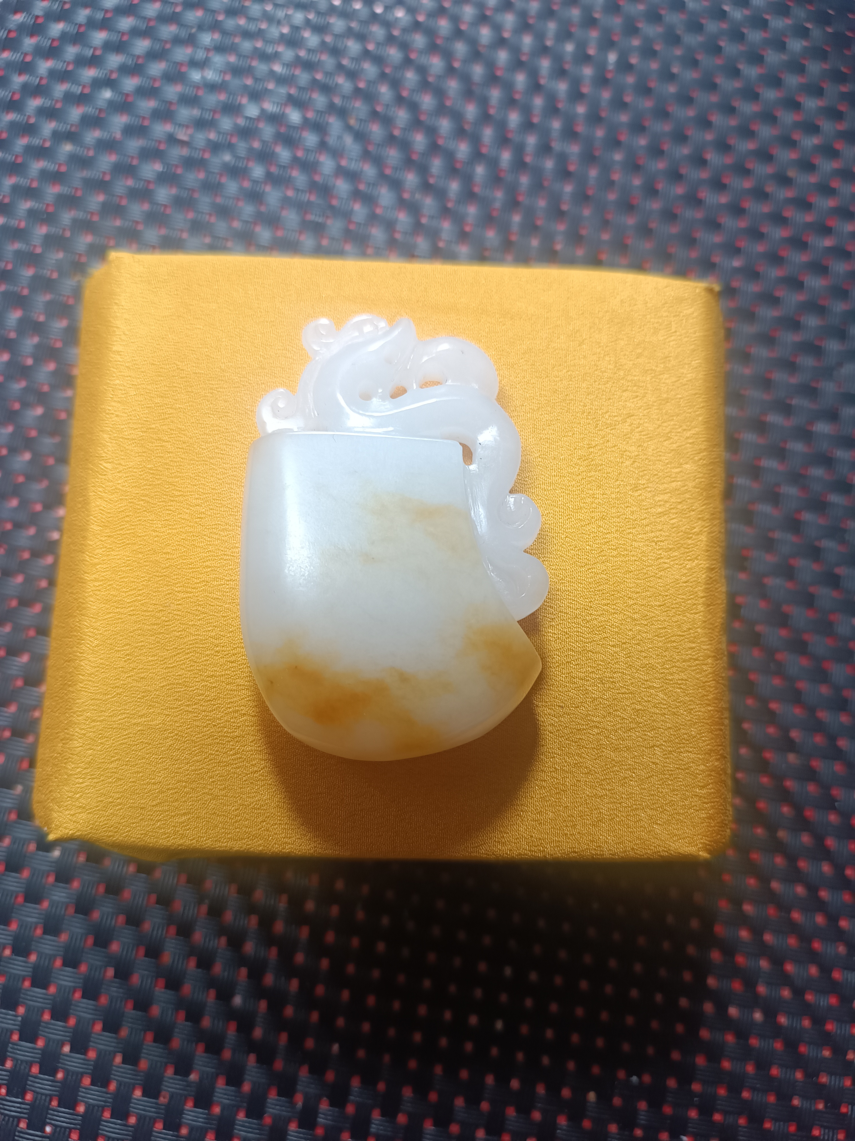 精品和田玉把件府上有龙