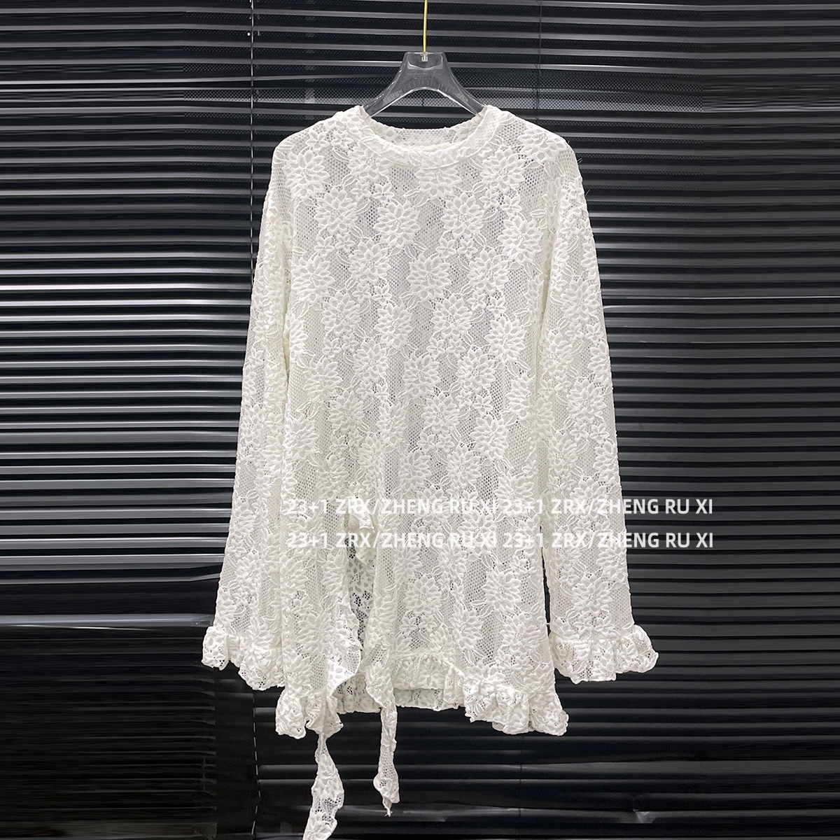 付新博女装.折间云絮 蕾丝T恤女百搭镂空不规则拼接长袖上衣15305