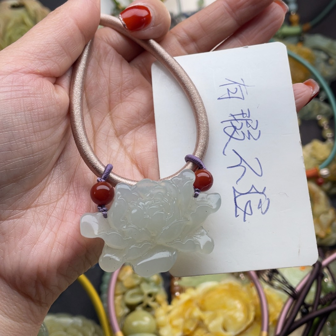 蛇纹石玉颈饰未镶嵌