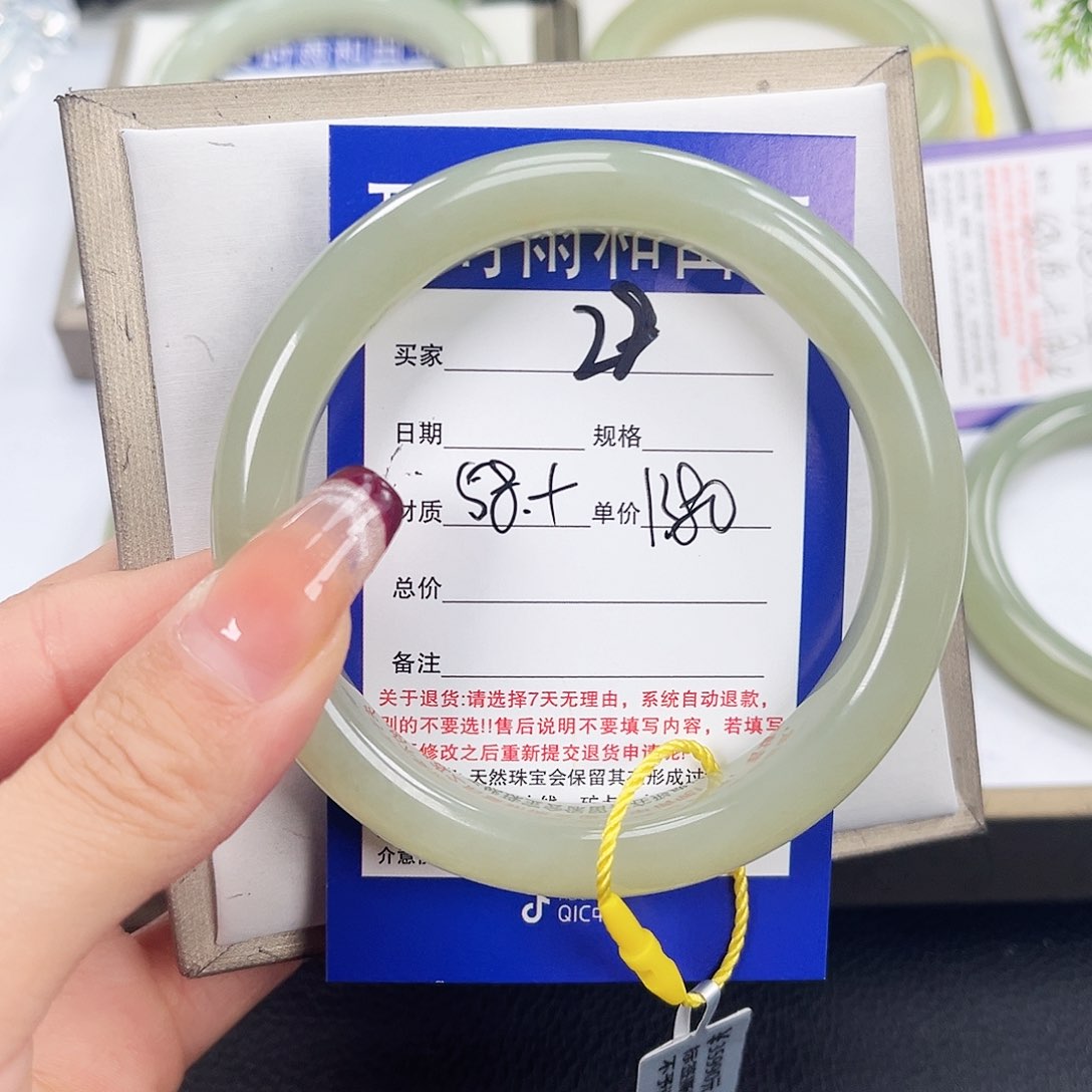 和田玉手镯未镶嵌