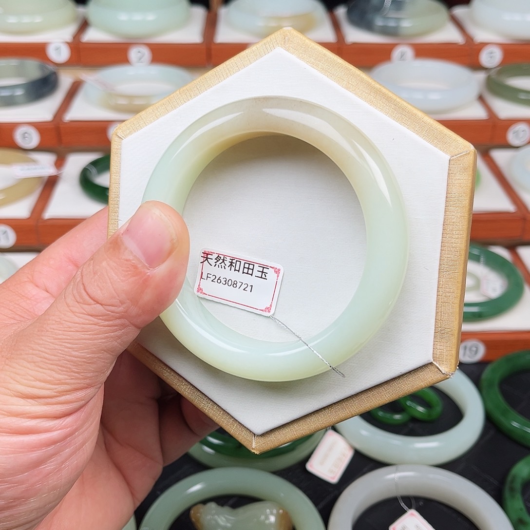 和田玉未镶嵌手镯