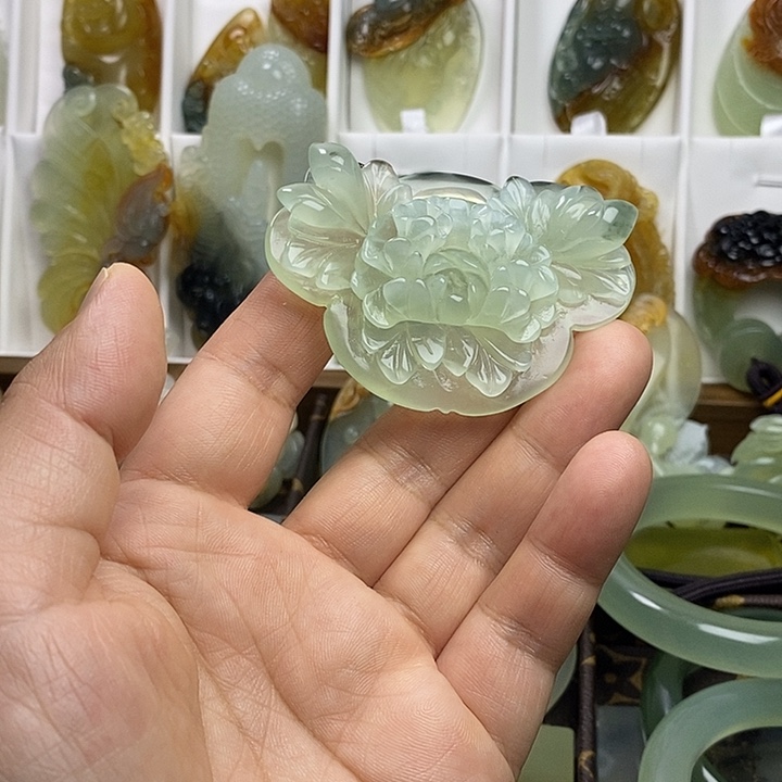 蛇纹石玉未镶嵌颈饰